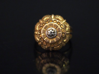 Vente aux enchères Bague dôme en forme de fleur en or jaune, sertie en son centre d’un pe
