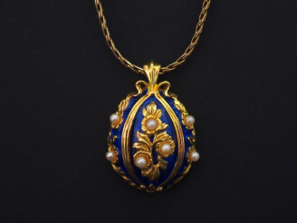 Vente aux enchères MAISON FABERGE Montre "L'œuf Impérial aux Sept Perles" en argent massi