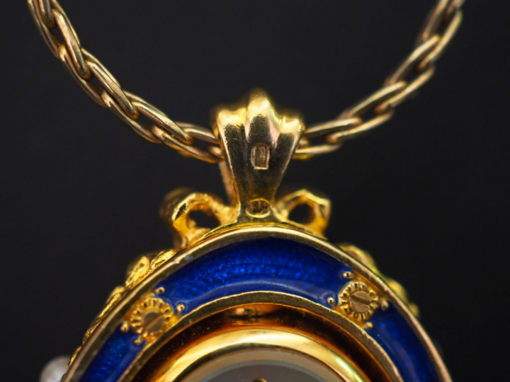 MAISON FABERGE Montre "L'œuf Impérial aux Sept Perles" en argent massi