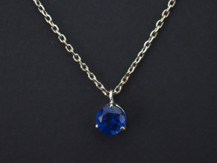 Pendentif et sa chaine, maille forçat en or blanc, serti en son centre