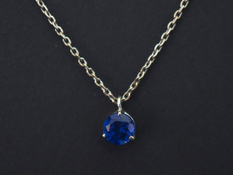 Vente aux enchères Pendentif et sa chaine, maille forçat en or blanc, serti en son centre