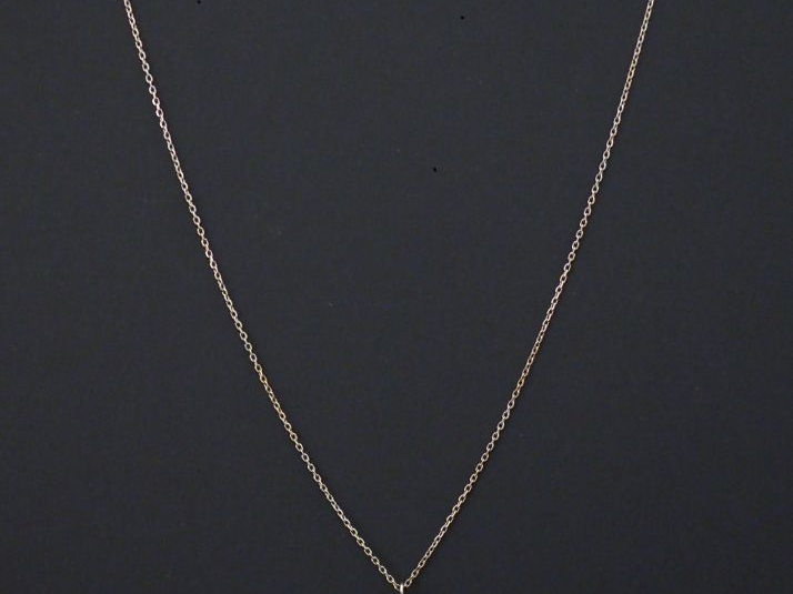 Pendentif et sa chaine, maille forçat en or blanc, serti en son centre