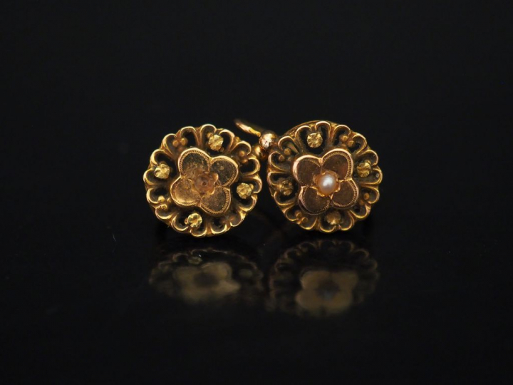 	Paire de perces oreilles Napoléon III en or jaune et perle, à décor a
