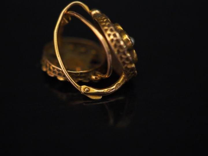 	Paire de perces oreilles Napoléon III en or jaune et perle, à décor a