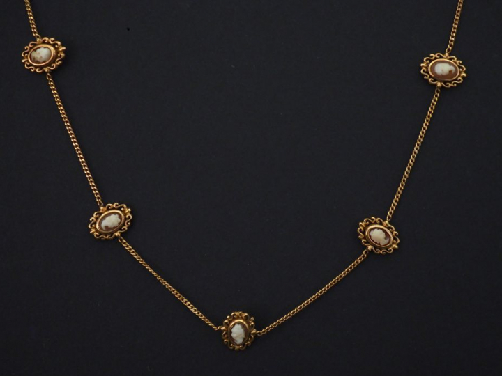 Collier souple en or jaune, à décor de cinq maillons ovales sertis de 