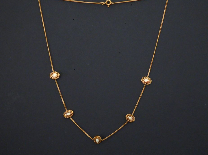 Collier souple en or jaune, à décor de cinq maillons ovales sertis de 