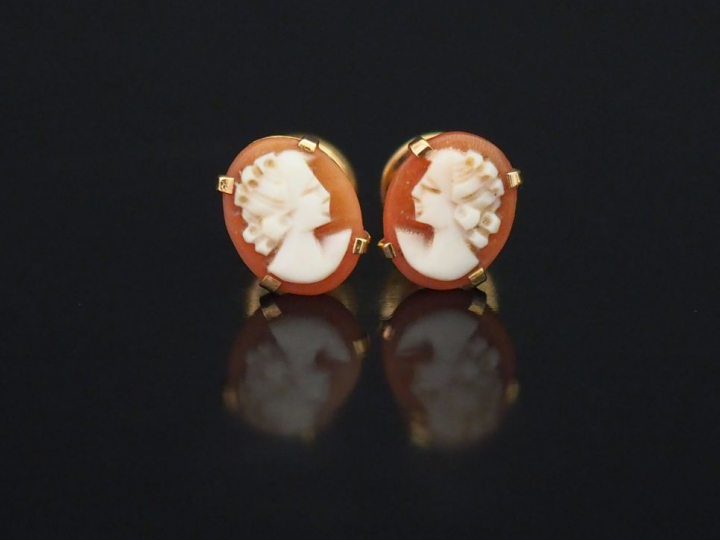 Paire de puces d'oreilles en or jaune, serties d'un camée figurant une