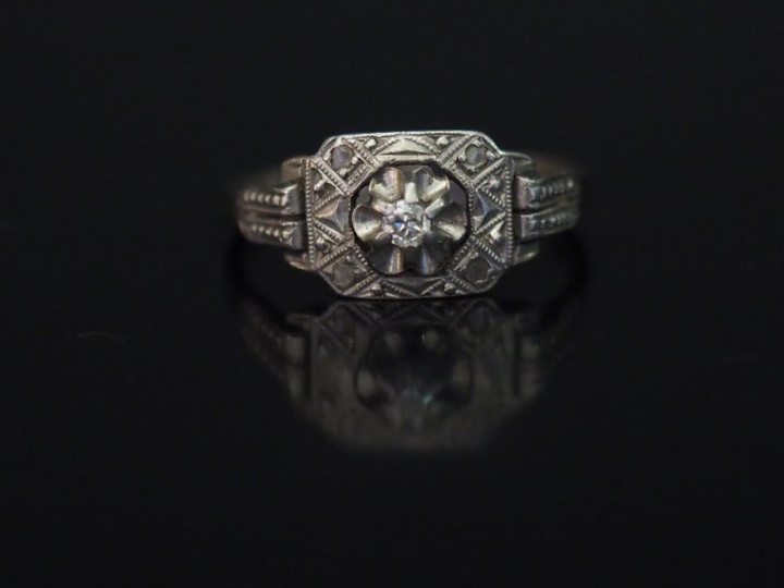 	Petite bague de style Art déco en platine et or blanc, sertie en son 