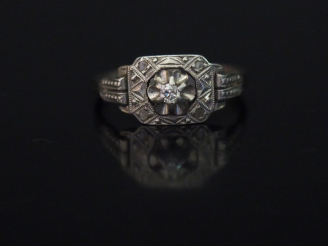 Vente aux enchères 	Petite bague de style Art déco en platine et or blanc, sertie en son 