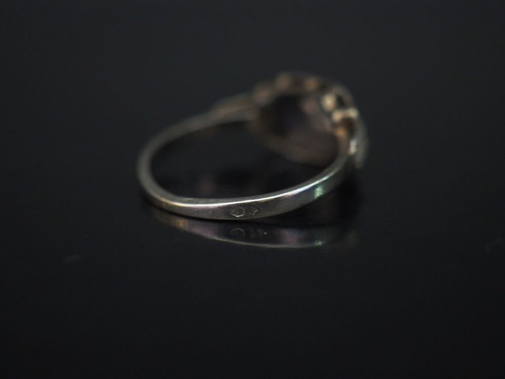 	Petite bague de style Art déco en platine et or blanc, sertie en son 