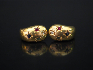 Vente aux enchères 	Paire de perces oreilles en or jaune, serties de trois pierres de cou