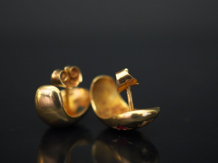 	Paire de perces oreilles en or jaune, serties de trois pierres de cou