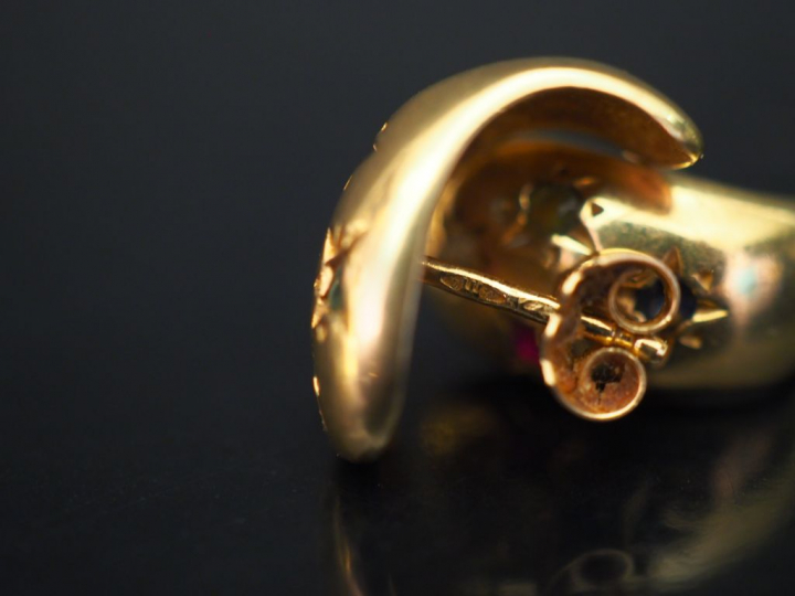 	Paire de perces oreilles en or jaune, serties de trois pierres de cou