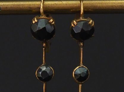 	Paire de perce-oreilles en or jaune, sertis de trois pierres noires f