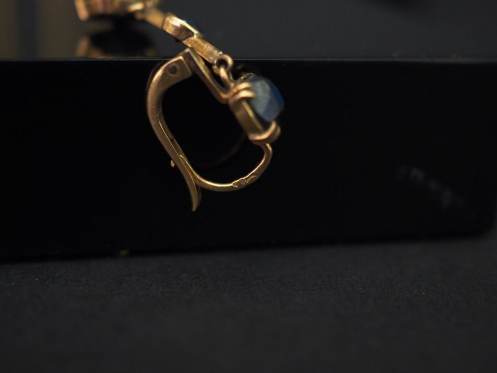 	Paire de perce-oreilles en or jaune, sertis de trois pierres noires f