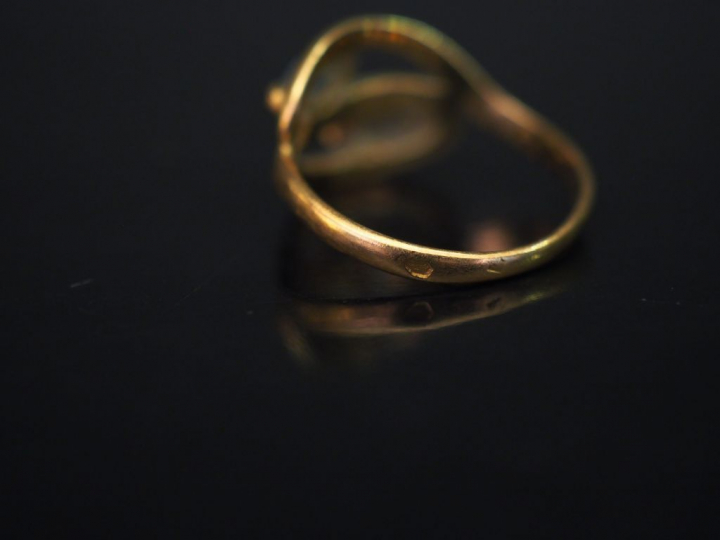 	Bague de forme stylisée en or jaune, sertie de deux pierres bleues en