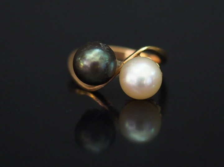 	Bague dite « Toi   Moi » en or jaune, sertie d’une perle blanche et d