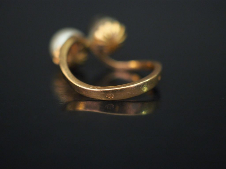 	Bague dite « Toi   Moi » en or jaune, sertie d’une perle blanche et d