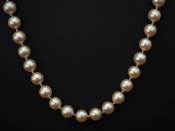 Collier de perles blanches. Fermoir en or jaune. Long. 46 cm Poids tel