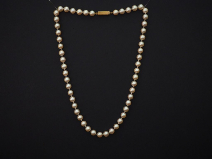 Collier de perles blanches. Fermoir en or jaune. Long. 46 cm Poids tel