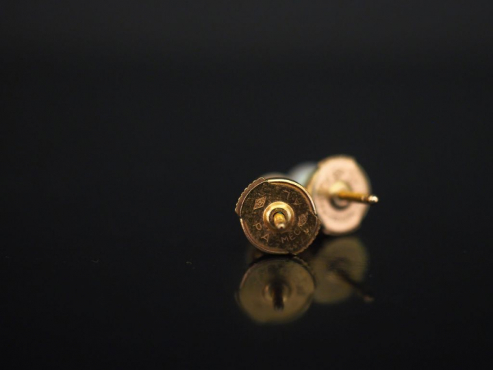 Paire de puces d'oreilles en or jaune, serties d'une perle blanche.  F