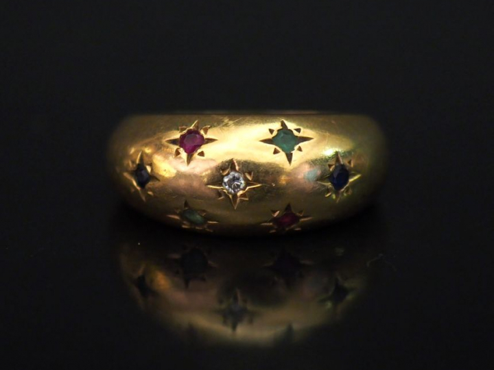 	Bague jonc en or jaune, sertie de six pierres de couleur et d’un peti
