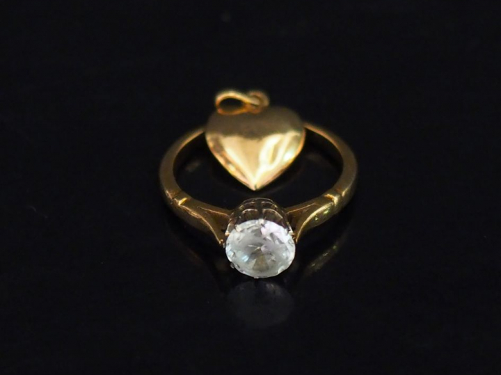 Ensemble comprenant :  - un petit pendentif en or jaune, en forme de c