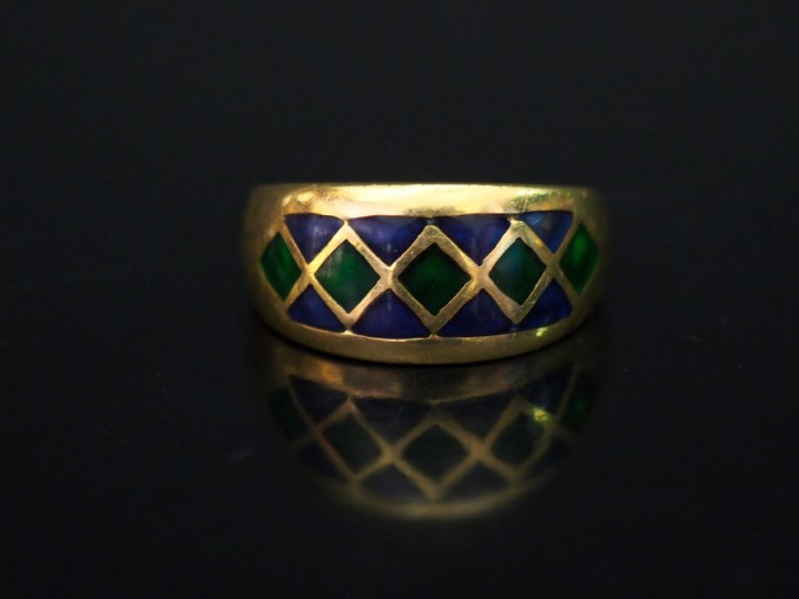 	Bague jonc en or jaune et émail bleu et vert, à décor de motifs géomé