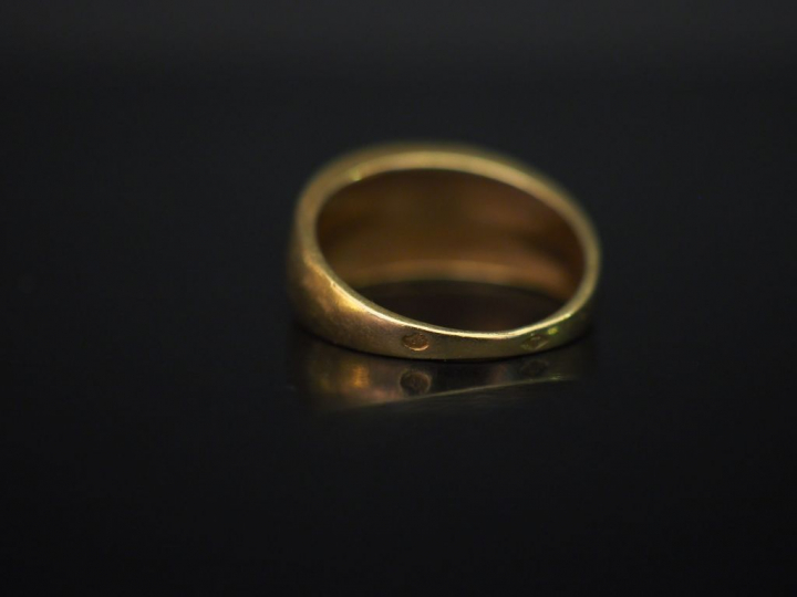 	Bague jonc en or jaune et émail bleu et vert, à décor de motifs géomé