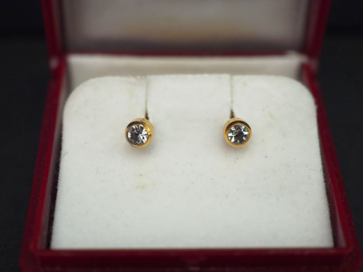 Paire de puces d’oreilles en or jaune, serties en leur centre d’une pi