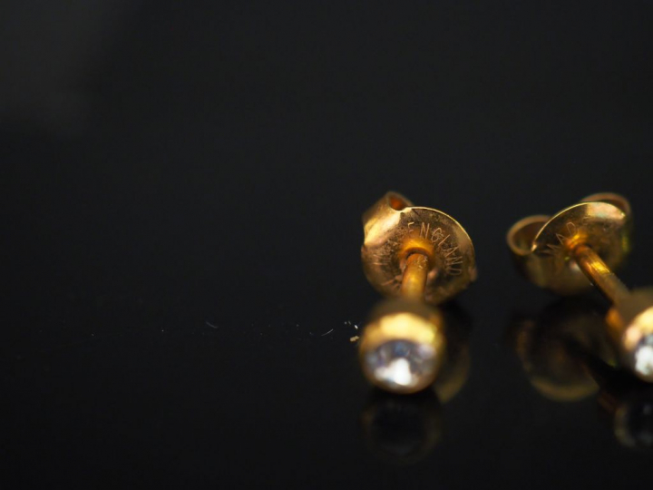 Paire de puces d’oreilles en or jaune, serties en leur centre d’une pi