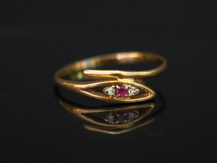 	Petite bague en or jaune de forme stylisée, sertie en son centre d’un