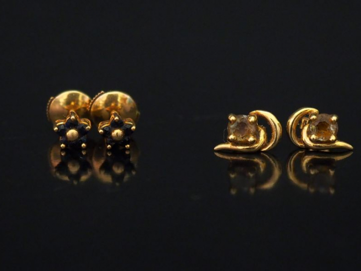 Paire de puces d’oreilles en or jaune en forme de fleur sertie de peti
