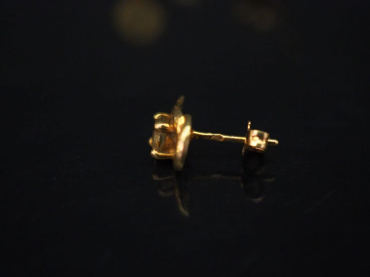 Paire de puces d’oreilles en or jaune en forme de fleur sertie de peti