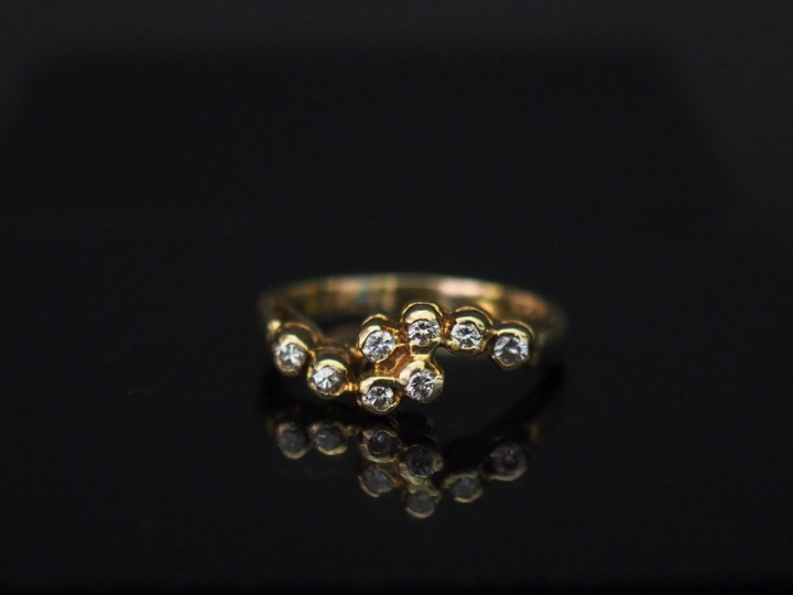 Bague de forme mouvementée en or jaune 14k, sertie de huit petits diam