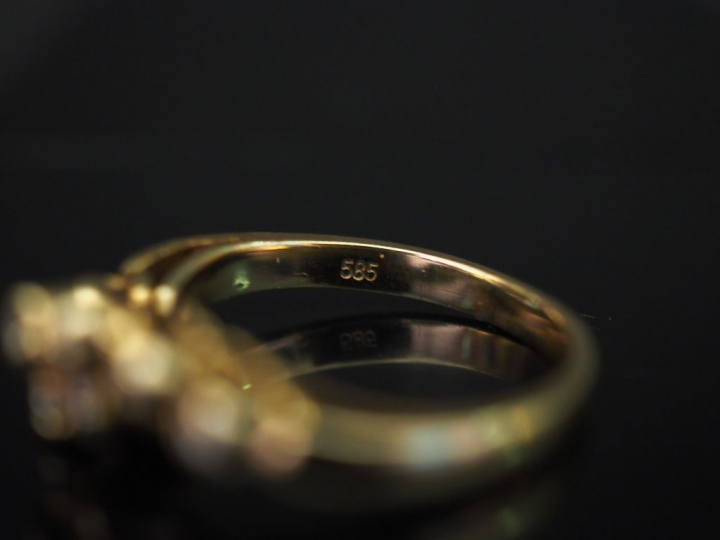 Bague de forme mouvementée en or jaune 14k, sertie de huit petits diam