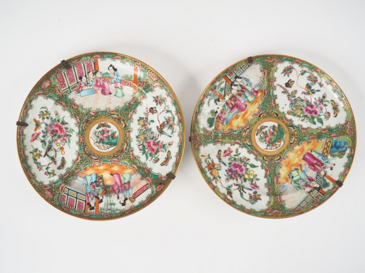 Paire d'assiettes en porcelaine de Canton à décor en émaux de la famil
