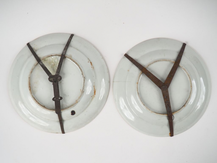 Paire d'assiettes en porcelaine de Canton à décor en émaux de la famil