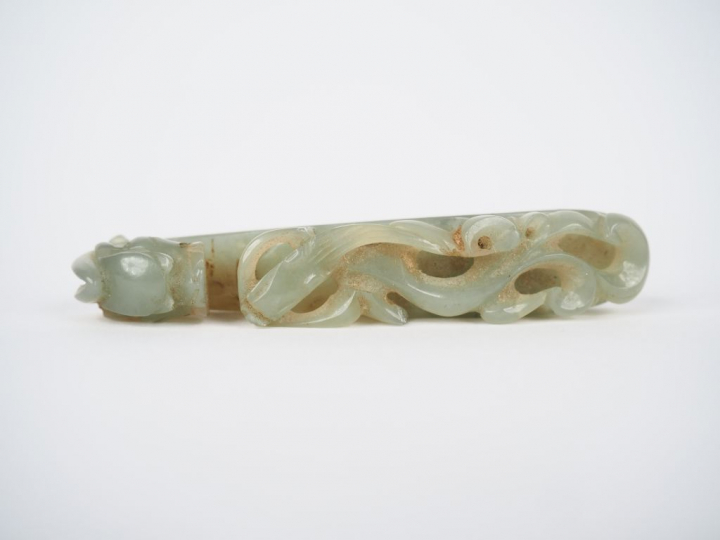 Fibule en jade céladon, décor de double dragons.  Chine, période Jiaqi