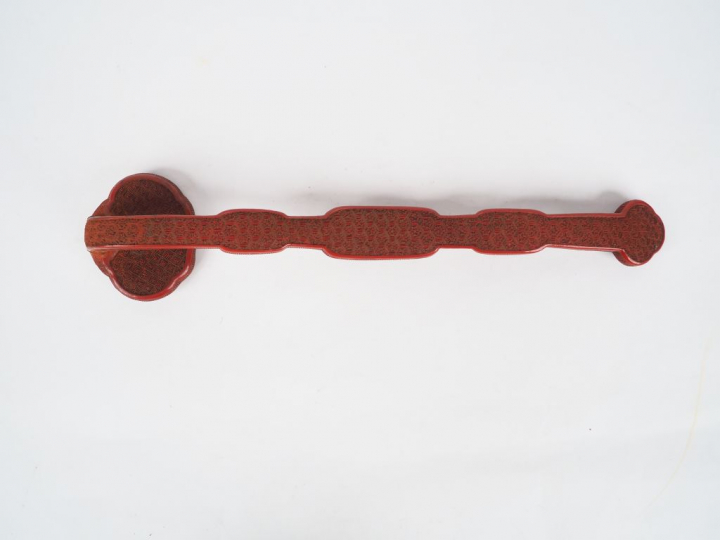 Sceptre Ruyi en laque de Cinabre finement sculptée, la tête représenta