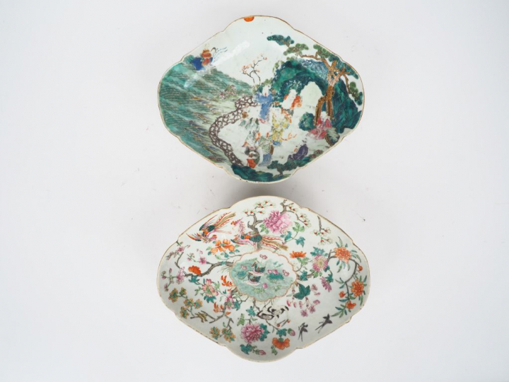 Chine, époque Jiaqing et Daoguang Deux grandes coupes en porcelaine, l