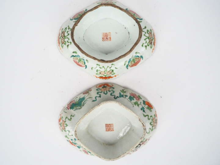 Chine, époque Jiaqing et Daoguang Deux grandes coupes en porcelaine, l