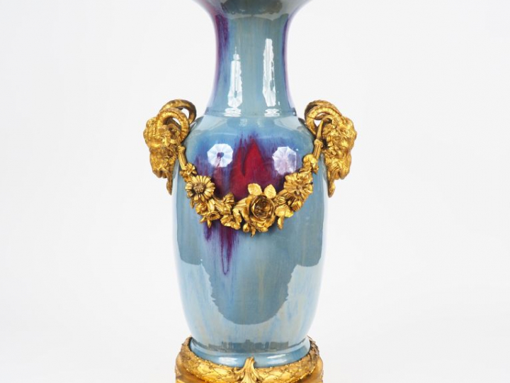 Chine, XIXe siècle Grand vase en porcelaine dans le style des Junyao, 