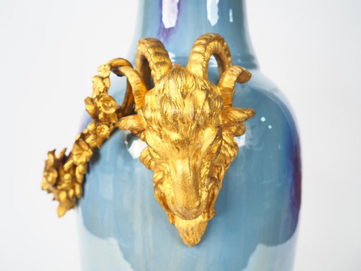 Chine, XIXe siècle Grand vase en porcelaine dans le style des Junyao, 