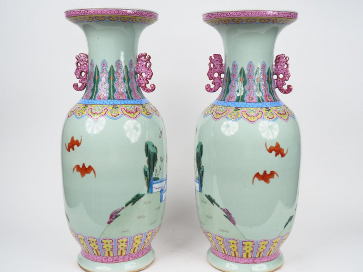 Chine, XIXe siècle,  Paire de grands vases en porcelaine et émaux de l