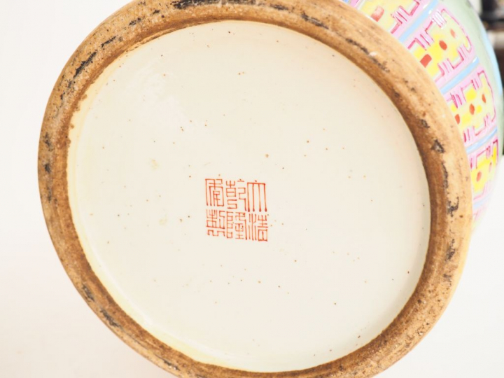 Chine, XIXe siècle,  Paire de grands vases en porcelaine et émaux de l