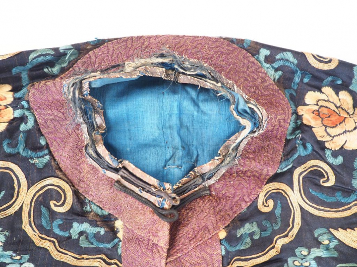 Veste longue en soie et lin brodé décor polychrome de dragons et de ph
