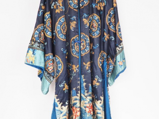 Vente aux enchères Robe chinoise en soie, lin brodé et fils d'or, à décor en médaillon de