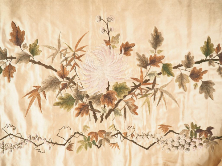 Indochine, vers 1900, Importante soierie et lin brodé décor d'oiseaux 