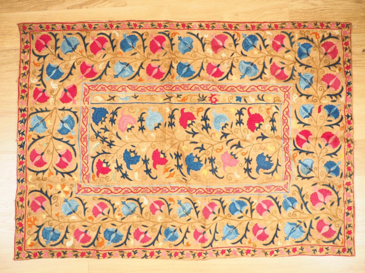 Broderie XIXème décor de feuillages rouges et bleus sur fond tabac. Di